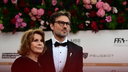 Bild: Sebastian Gollnow/dpa
Senta Berger und Sohn Simon Verhoeven zusammen auf dem roten Teppich.
