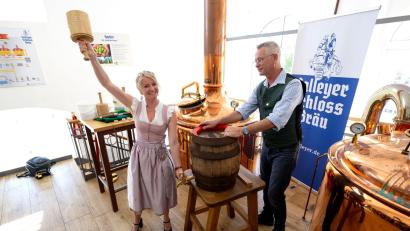 Bild: Sven Hoppe/dpa
Souverän mit zwei Schlägen: Die neue bayerische Bierkönigin beim Anzapfen ihres ersten Fasses.
