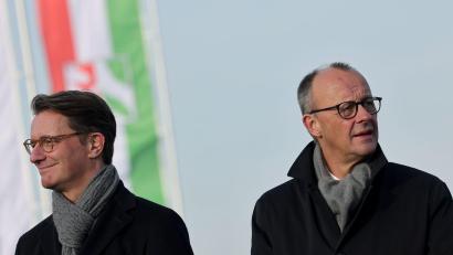 Bild: Rolf Vennenbernd/dpa
Am Montag kommt Kanzler Friedrich auf Einladung des NRW-CDU-Chefs Hendrik Wüst zu einer Klausur nach Meschede (Archivbild).