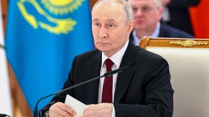 Bild: Alexander Kazakov/Pool Sputnik Kremlin/AP/dpa
Putin sagt beim Wirtschaftsgipfel der Eurasischen Union, die Vorwürfe gegen Russland wegen eines Drohneneinschlags in Rumänien seien nicht bewiesen.