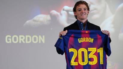 Bild: Joan Mateu/AP/dpa
Anthony Gordon wechselt von Newcastle United zum FC Barcelona.