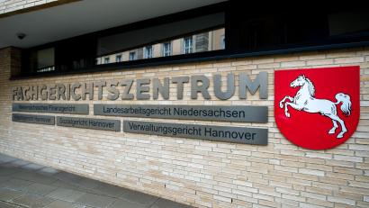 Bild: Hauke-Christian Dittrich/dpa
Das Landesarbeitsgericht musste entscheiden, ob VW zwei Managern Schadenersatz und Schmerzensgeld zahlen muss. (Archivbild)