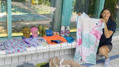 Bild: Helena Schuh
Zum ersten Mal findet ein Fundsachen-Flohmarkt für Schwimmartikel vor dem Hockermühlbad Amberg statt.