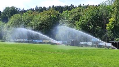 Bild: Norbert Weis
Die ersten fertig installierten Regner bewässern das Rasenspielfeld des SV Illschwang.