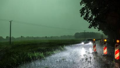 Bild: David Ebener/dpa
Wegen einer Gewitterfront gelten Unwetterwarnungen im Westen Deutschlands.