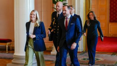 Bild: Lise Åserud/NTB Pool/dpa
Kronprinz Haakon macht sich große Sorgen um seine Frau, Kronprinzessin Mette-Marit (l). (Archivbild)