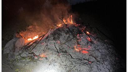 Symbolbild: Polizeiinspektion Schwandorf
Ein Jagdpächter aus Wackersdorf hat ein Lagerfeuer beim Knappensee gelöscht.