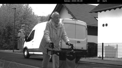 Bild: Polizei Euskirchen/dpa
Da das Kennzeichen des Wagens verdeckt ist, kommt der Fahrer ungeschoren davon.