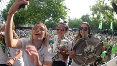 Bild: Hermann Hay/dpa
Feierte als Spielerin große Erfolge in Wolfsburg: Vanessa Bernauer (M). (Archivbild)