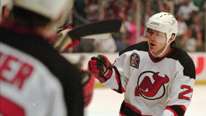 Bild: BILL KOSTROUN/AP/dpa
Claude Lemieux spielte in seiner Karriere auch für die New Jersey Devils. (Archivbild)