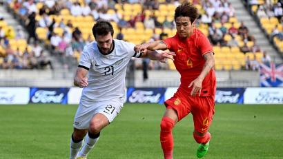 Bild: Masanori Udagawa/Photosport/AP/dpa
Der neuseeländische Nationalspieler Tim Payne (l) ist schon vor der Fußball-WM zum heimlichen Star geworden.