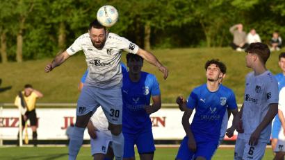 Archivbild: Hans Mark
Der 1. FC Schwarzenfeld (weiße Trikots) und der SV Schwarzhofen wollen ihre Duelle künftig in der Bezirksliga Nord austragen.