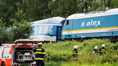Archivbild: Nicolas Armer/dpa
Ein Bild der verunglückten Alex-Lokomotive. In Tschechien befasst sich nun ein Gericht mit dem Unfall aus dem August 2021.