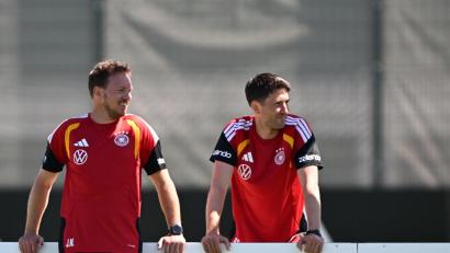 Bild: Federico Gambarini/dpa
Bundestrainer Julian Nagelsmann (l) steht am Trainingsplatz neben seinem Assistenten Benjamin Glück.
