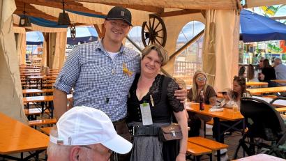 Bild: Heike Unger
Harald Hock und Anna Henkel bedienen die Gäste im Festzelt auf der Amberger Dult. Nachmittags ist noch wenig los, da ist Zeit für ein schnelles Foto und einen Plausch über die Arbeit im Bierzelt.