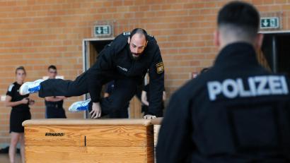 Archivbild: Stephan Huber
Beim X-Day des Polizeipräsidiums Oberpfalz erhalten Besucher Einblicke in den abwechslungsreichen Berufsalltag der Polizei und können an verschiedenen Stationen selbst aktiv werden.