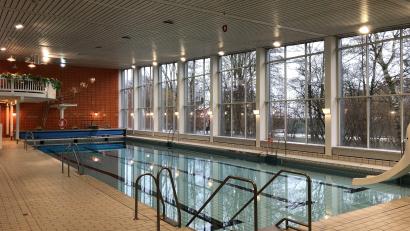Bild: Jürgen Schelzke/exb
Die Schwimmhalle sieht auf den ersten Blick nicht baufällig aus – doch die Bausubstanz bereitet Sorgen.