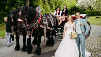 Bild: Bittermohn
Das Ehepaar Kathrin und Markus auf dem Felixberg vor dem Aufstieg in die Hochzeitskutsche zur Fahrt nach Altenstadt/WN.