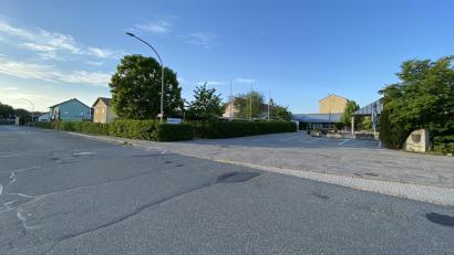 Bild: Völkl
Zur Sicherheit der Kinder erhält die Landgraf-Johann-Straße eine Querungshilfe. Sie wird links vom Eingang zur Schule, etwa 50 Meter stadteinwärts (im Bild links auf Höhe des Baumes), entstehen.