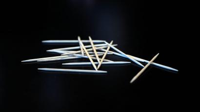Bild: Pia Bayer/dpa
Die Nikotinprodukte sind optisch kaum von normalen Zahnstochern wie diesen zu unterscheiden. (Symbolbild)