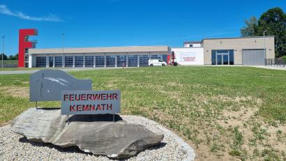 Bild: kaz
Das markante F weist nicht nur schon von Weitem den Weg zum neuen Kemnather Feuerwehrhaus. Der Turm in Buchstabenform dient auch zu Übungszwecken.