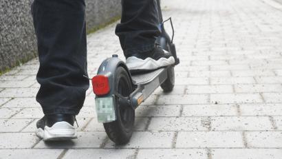Symbolbild: Gabi Schönberger
Ein E-Scooter-Fahrer ist nach einem Unfall auf einem Gehweg in Schwandorf geflüchtet.