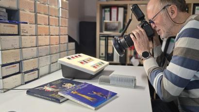 Bild: Thomas Sporrer
Thomas Sporrer hat in mühevoller Kleinarbeit die rund 6000 Dias aus dem Nachlass des Tirschenreuther Historikers Max Gleißner digitalisiert. Das Projekt hat einen Monat gedauert, ein Profi-Scanner lief vier Wochen lang jeden Tag von 6.30 bis 23 Uhr.