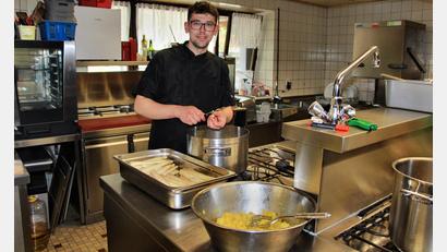 Bild: ds
Simon Dorn, frischgebackener Metzgermeister und Koch, am Herd im elterlichen Gasthaus, der Goldenen Krone in Kirchenreinbach.