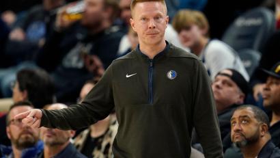 Bild: Abbie Parr/AP/dpa
Wird wohl der neue Trainer von Franz Wagner bei den Orlando Magic: Sean Sweeney. (Archivfoto)
