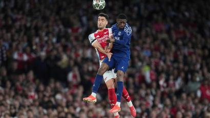 Bild: Kin Cheung/AP/dpa
Treffen am Samstag erneut aufeinander: Arsenals Mikel Merino und Ousmane Dembele (r) von PSG. (Archivbild)