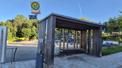 Bild: Gemeinde Flossenbürg
Ein Bushäuschen in Flossenbürg wurde mit Aufklebern der Blue Devils beklebt und beschädigt. Die Polizei sucht Zeugen.