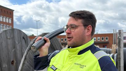 Bild: Nils Ganzmann
Georg Wallascheck, der Leiter des Bayernwerk-Zentrallagers in Ponholz, hält eines der Kabel, das demnächst auf einer Baustellen in der Oberpfalz verlegt wird.