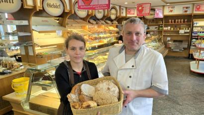 Bild: lnz
In der Bäckerei Zintl in Tirschenreuth gibt es neben dem Sortiment an tagesfrischer Ware auch regelmäßig Brot und Feingebäck vom Vortag zum reduzierten Preis. Bäckermeister Alex Zintl und Verkäuferin Vanessa Stalla zeigen exemplarisch einen Korb mit typischen Waren, die dafür infrage kommen.