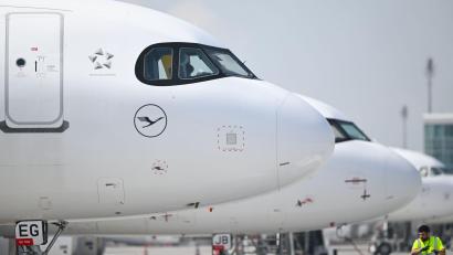 Bild: Sven Hoppe/dpa
Flugzeuge mussten am Samstagmorgen in München wegen einer Drohnenwarnung kurzzeitig am Noden bleiben. (Symbolbild)