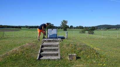 Bild: fla
Wasserwart Markus Vitzthum beim Vorbereiten des Einstiegs zur manuellen Messung im Tiefbrunnenschacht.