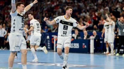 Bild: Philipp Szyza/dpa
Die Kieler Spieler bejubeln einen Treffer.