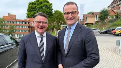 Bild: Michael Bauer/dpa
Hessens Ministerpräsident Rhein (CDU, l.) und Unionfraktionschef Spahn stellen sich auf dem Landesparteitag der hessischen CDU hinter Kanzler Merz.