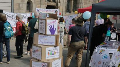 Bild: Bodo Schackow/dpa
Im thüringischen Saalfeld hatten die Omas gegen Rechts zu einer Demonstration gegen die Wahl eines AfD-Landrates aufgerufen.