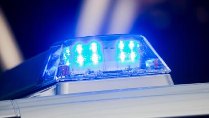 Bild: Rolf Vennenbernd/dpa
Polizisten suchen in der Nacht nach der Radfahrerin. (Symbolbild)