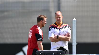 Bild: Federico Gambarini/dpa
Bundestrainer Julian Nagelsmann (l) mit Teamarzt Jochen Hahne.