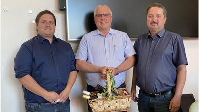 Bild: Völkl
Der Pfreimder Bürgermeister Florian Reger (links) ist neuer Gemeinschaftsvorsitzender. Zu seinem Stellvertreter wurde der Trausnitzer Bürgermeister Reinhard Schwarz (rechts) gewählt. Beide verabschiedeten den bisherigen VG-Vorsitzenden Richard Tischler und überreichten ein Präsent.