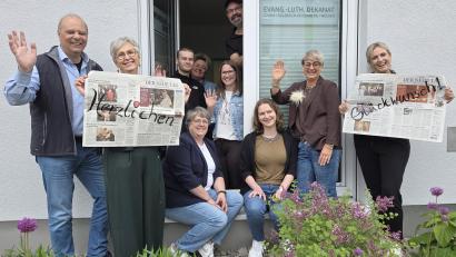 Bild: Susanne Götte 
Leserbild: Herzliche Glückwünsche aus dem evangelischen Dekanatsbüro und der evangelischen Verwaltungsstelle! Ein großes DANKESCHÖN für viele Jahre engagierte journalistische Arbeit und den Mut, immer wieder neue Wege zu gehen!
