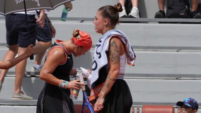 Bild: Thibault Camus/AP/dpa
Beim Tennismatch der Russin Diana Schnaider (l) gegen die Ukrainerin Oleksandra Olijnykowa ging es um mehr als nur Sport.