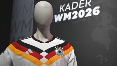 Bild: Federico Gambarini/dpa
Für viele Fans gehört das Trikot zum Turnier dazu. (Archivbild)