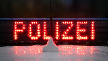 Symbolbild: Soeren Stache/dpa
Überladen und nicht ausreichend gesicherte Ladung: Bei Tirschenreuth hat die Polizei einen Rohholzlaster aus dem Verkehr gezogen.