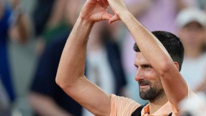 Bild: Christophe Ena/AP/dpa
Ein Herzchen für die Fans - war es Novak Djokovics letzter Auftritt in Paris?