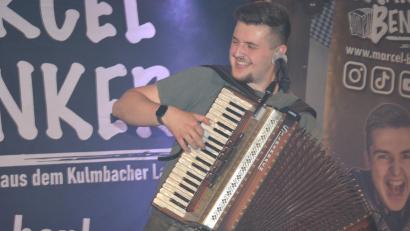 Bild: jr
Marcel Benker, bekannt aus Radio und Fernsehen, sorgte am Freitagabend beim Festauftakt in Konnersreuth für eine tolle Stimmung.
