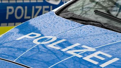 Symbolbild: Soeren Stache/dpa
Die Tirschenreuther Polizei sucht nach einem Fahrerflüchtigen, der in Waldershof ein geparktes Auto beschädigt hat.