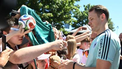 Bild: Federico Gambarini/dpa
Manuel Neuer schreibt Autogramme für die DFB-Fans.
