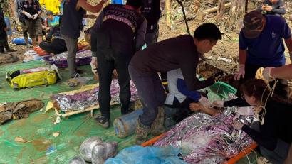 Bild: Uncredited/Association Of Volunteers For Lao People/AP/dpa
Die Goldsucher wurden auf Tragen abtransportiert.